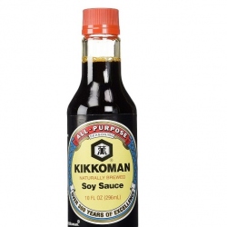 רוטב סויה ממותג KIKKOMAN